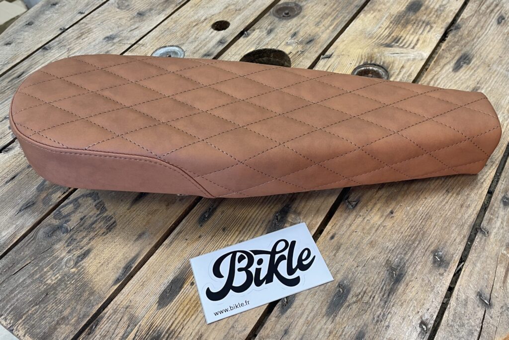 Selle confort croisillons marron 2025 (56 cm)